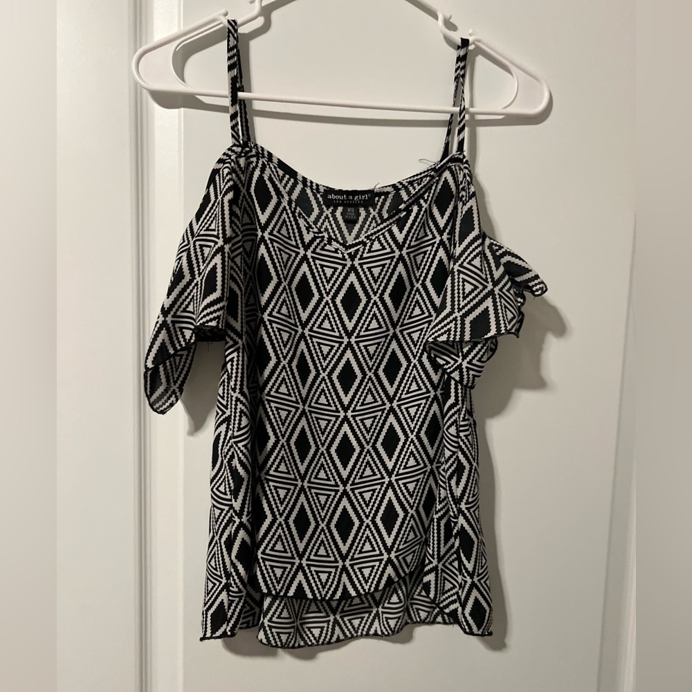 Black and White Off the shoulders tank